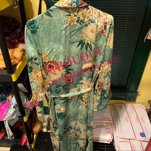 BLOGGERS FAV ZARA FLORAL BELTED GREEN KIMONO - Picture 2 of 9